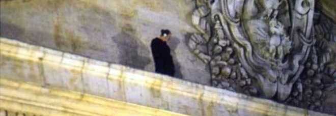 SAN PIETRO, UOMO ARRAMPICATO SUL CORNICIONE MINACCIA IL SUICIDIO: HA UN CAPPIO AL COLLO - FOTO - 21/12/2014